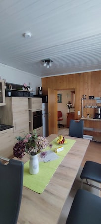 Küche mit allem was man braucht und 3 unterschiedlichen Kaffeemaschinen.