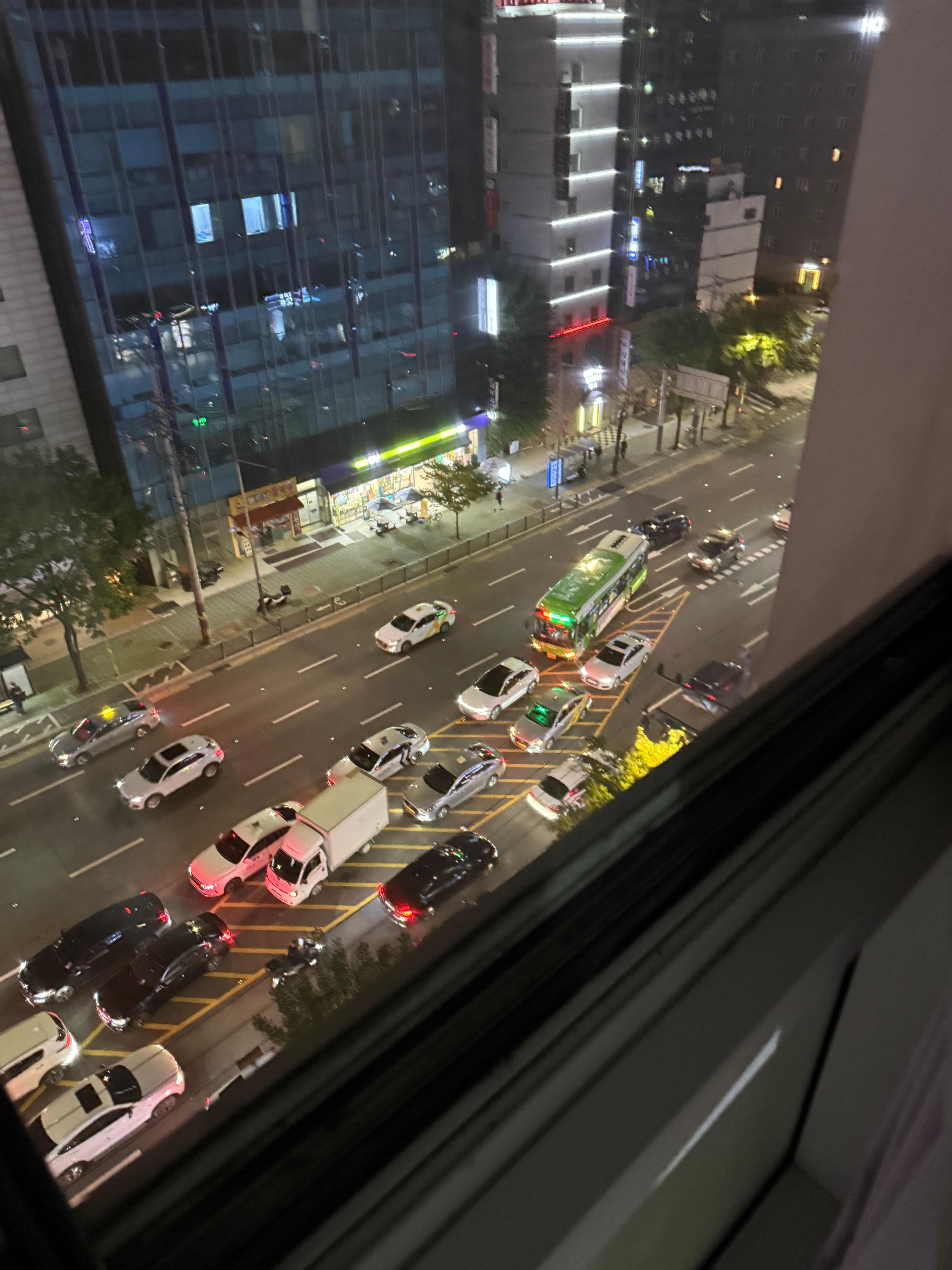 馬路車輛發出噪音 十分嘈吵