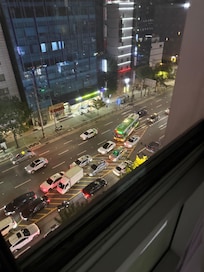 馬路車輛發出噪音 十分嘈吵