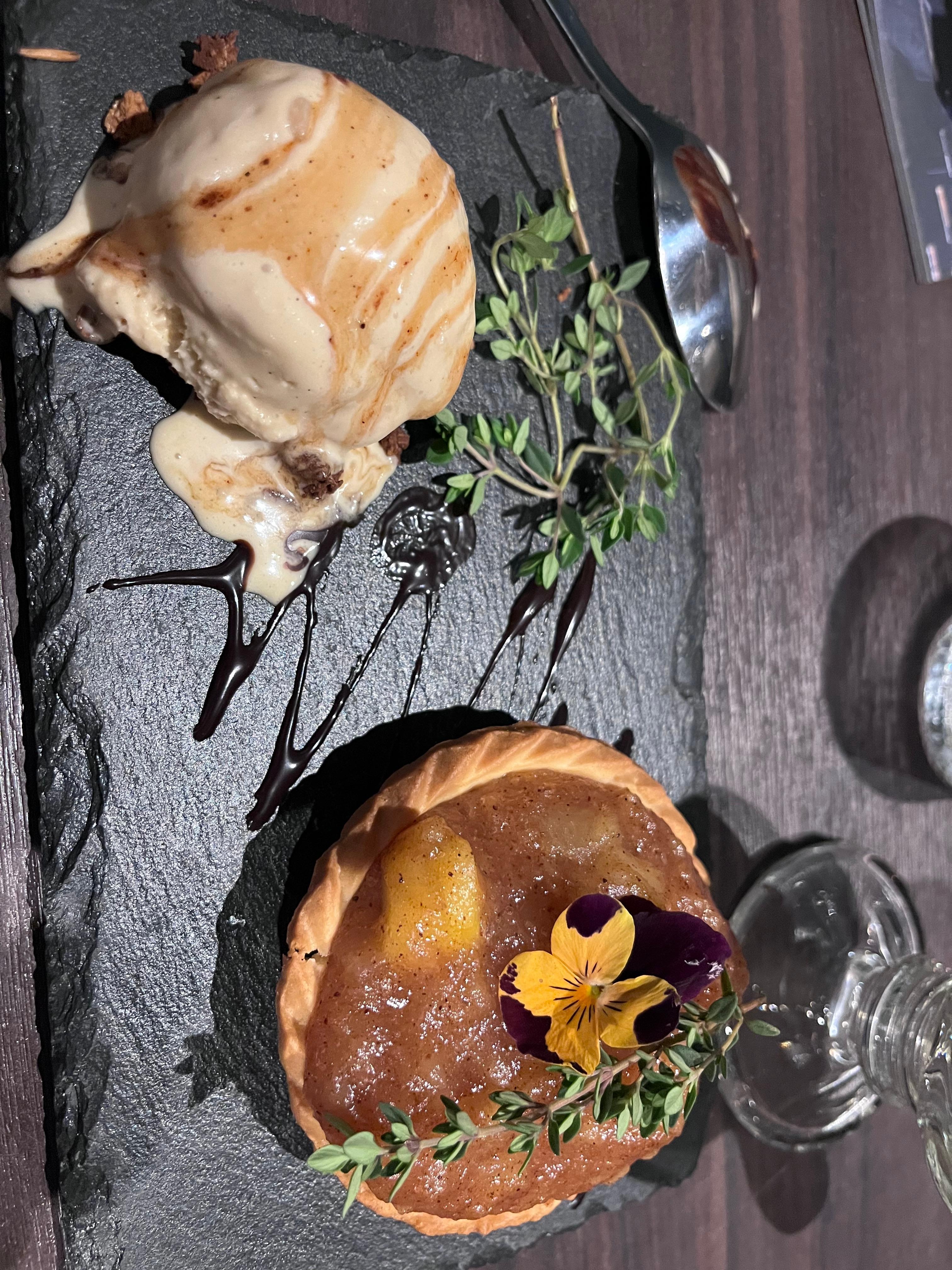 Äppeltartlette med glass 