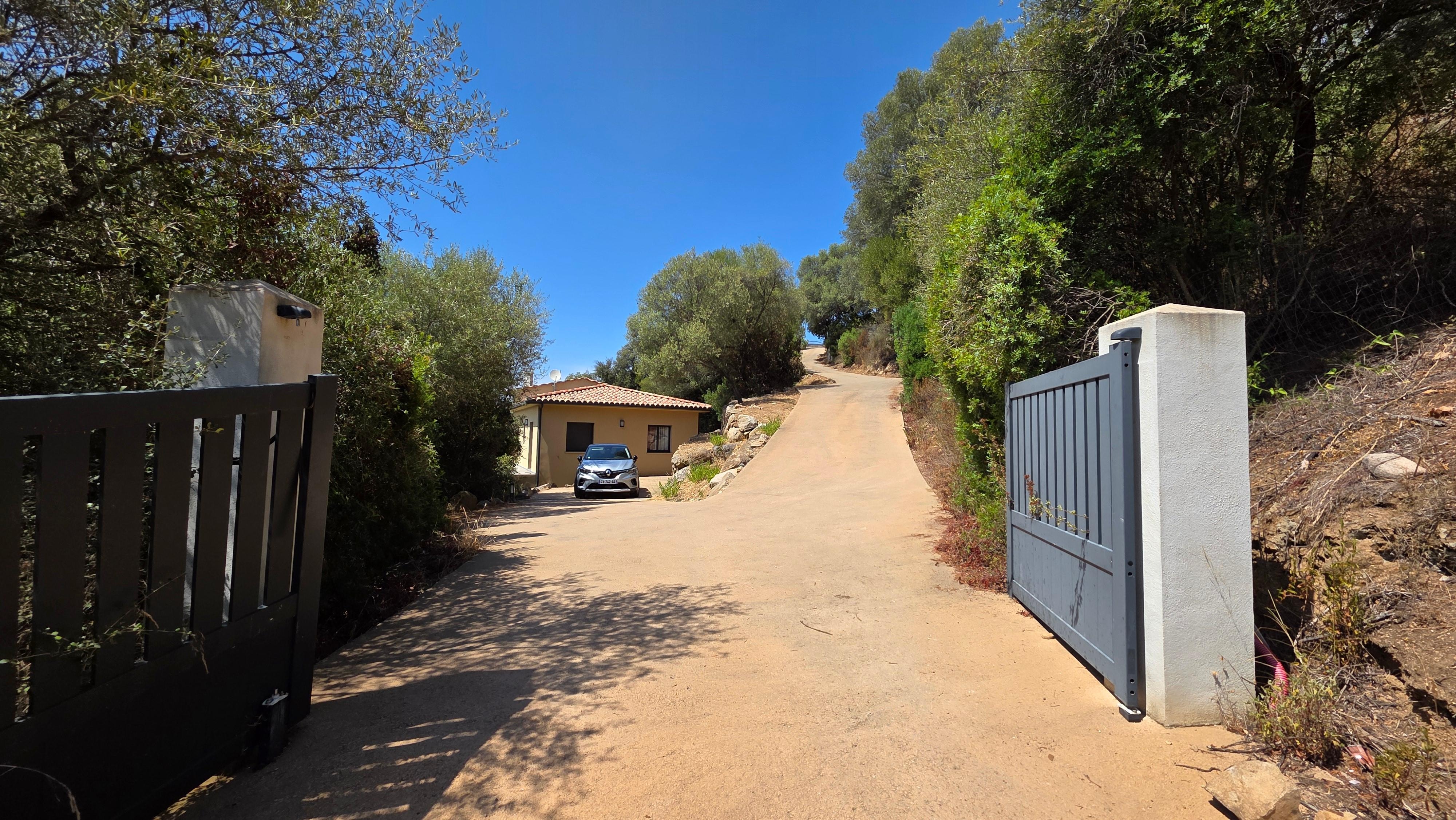 Le chemin d'accès (le portail au 1er plan mène à un chemin de terre que nous n'utilisons pas)