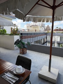 Desayuno muy bueno en el roof top