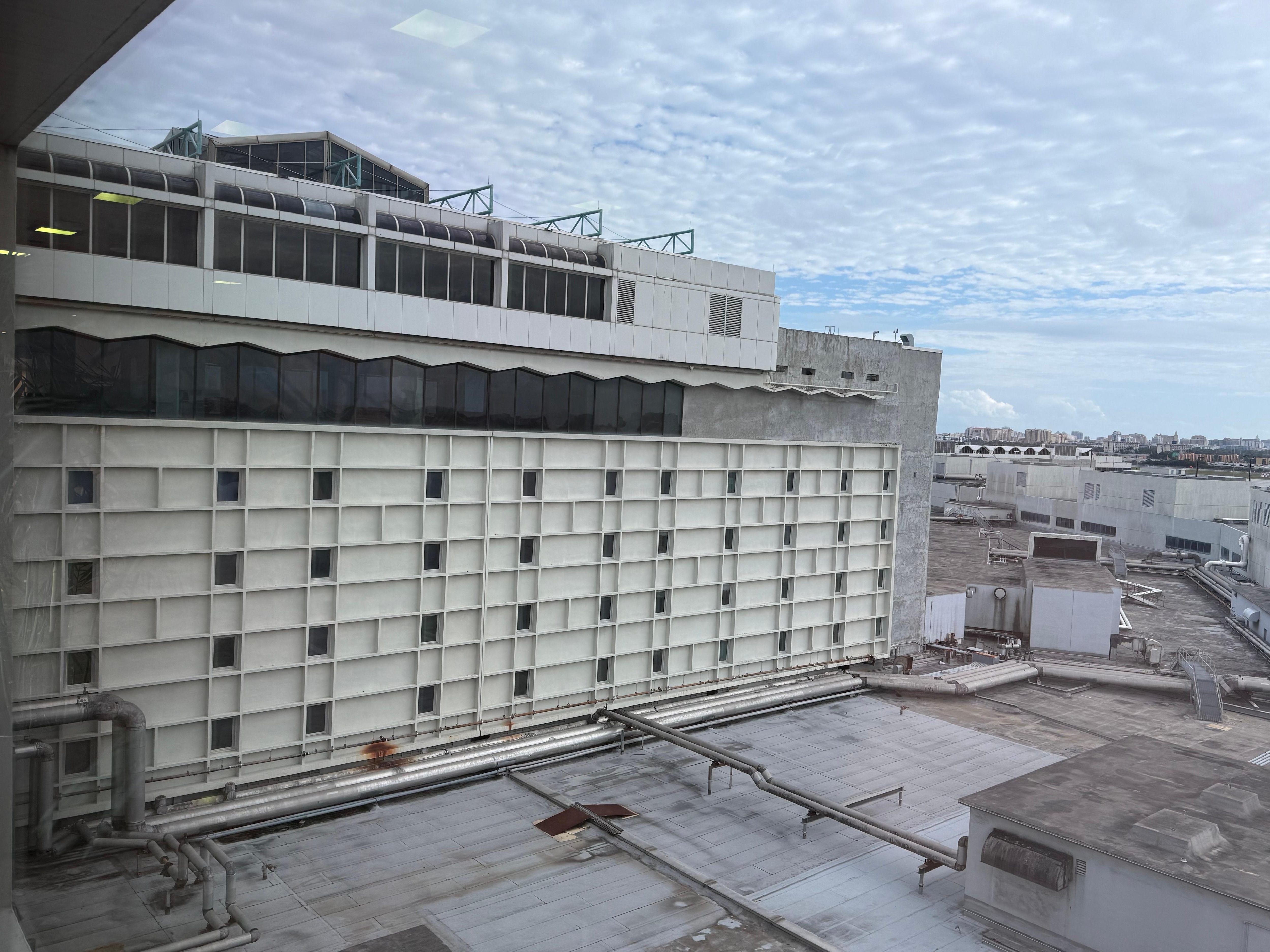 Good old construction, super quiet inside 