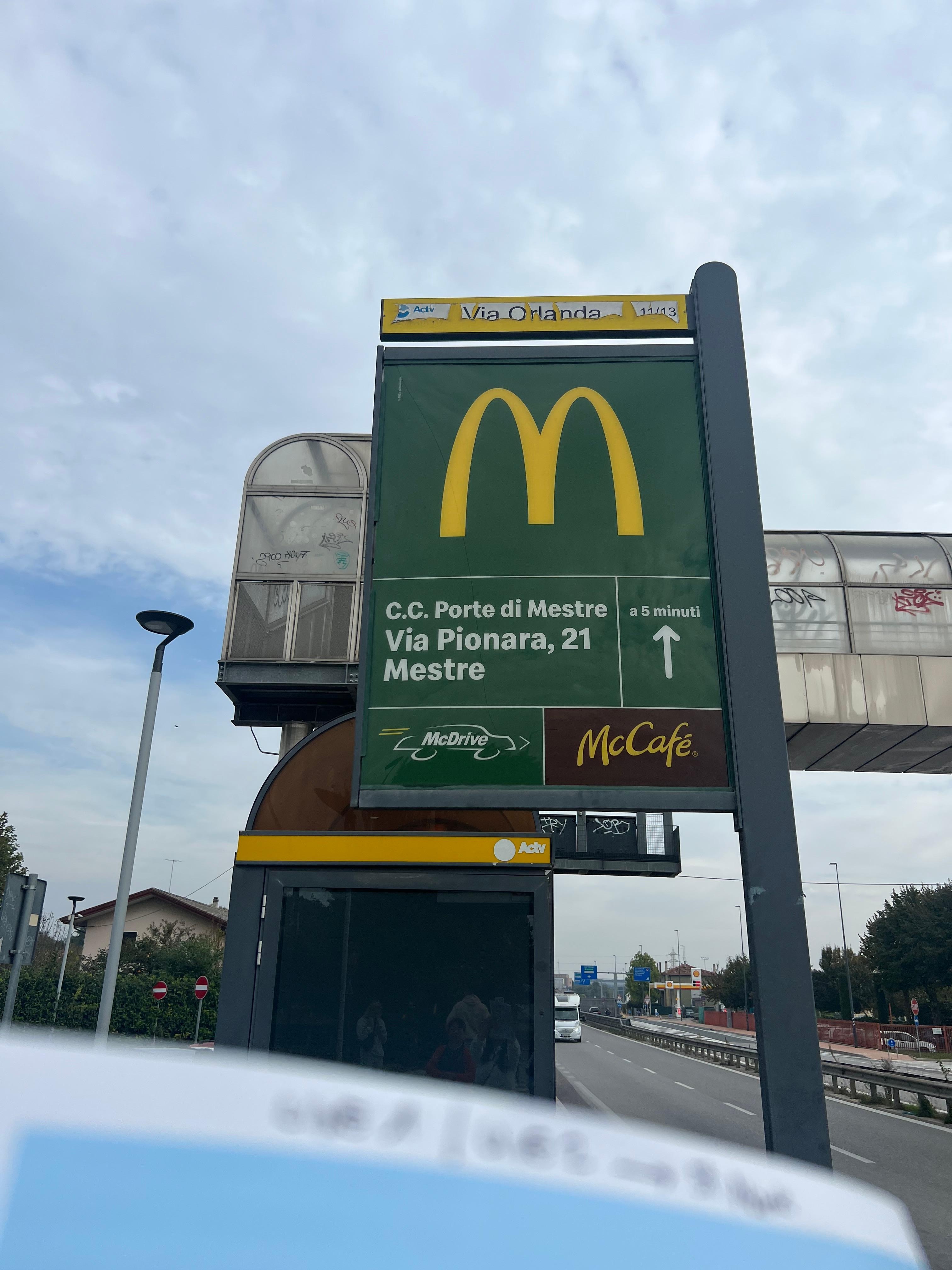 酒店门口的bus站