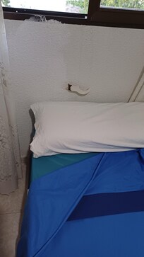 No me sentí cómoda además no olía a limpio las sabanas no había toallas ,en fin nunca estuve en un sitio k me sintiera tan incómoda además el colchón era incomodo
