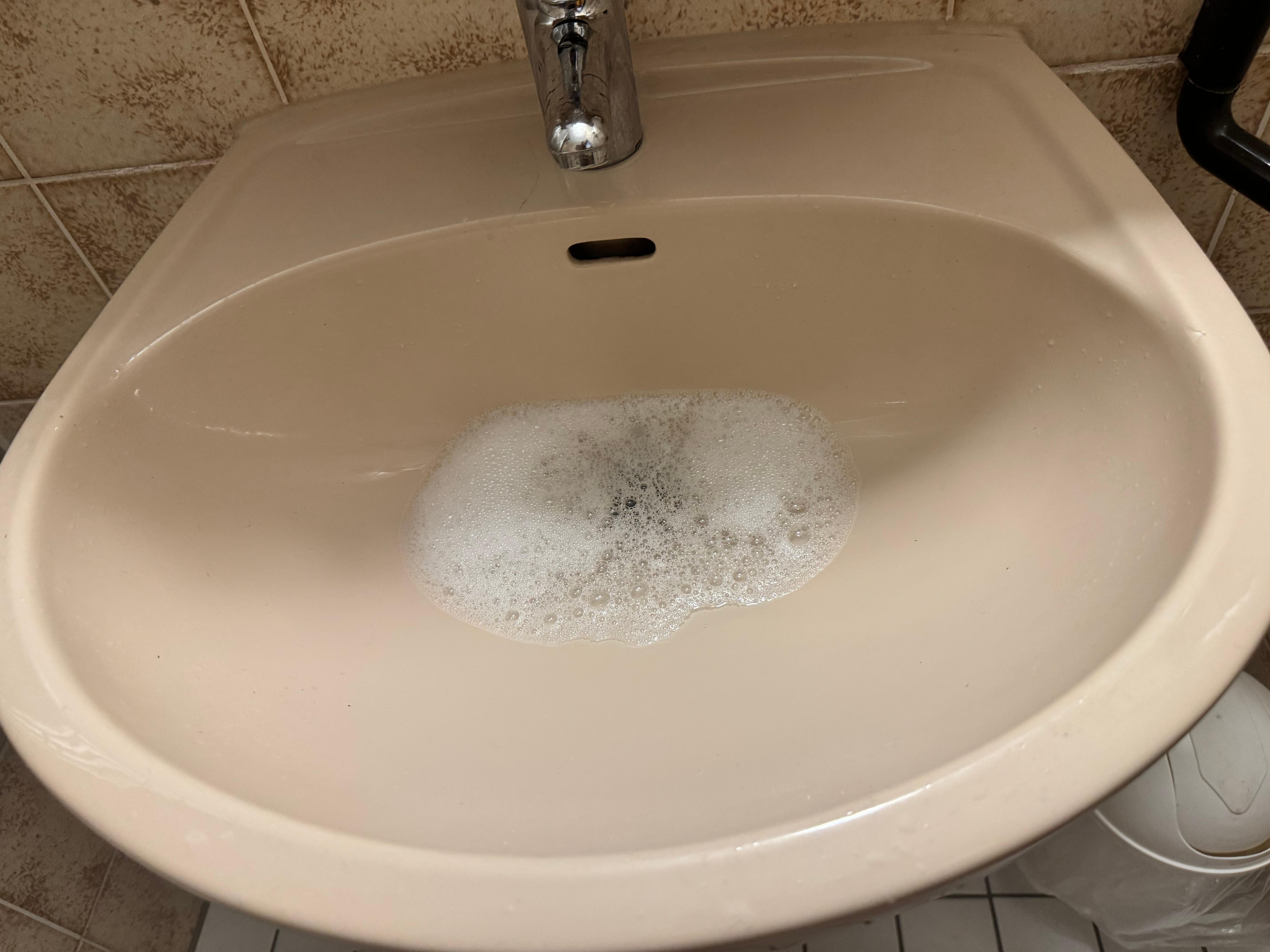 Becken war permanent verstopft, trotz das dass Personal immer wieder rohrreiniger nach gekippt hat. 