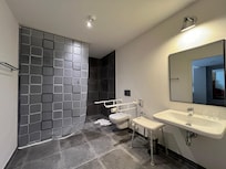 Toaletten i det anpassade rummet var mycket stor.