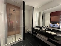 Spacious full bathroom