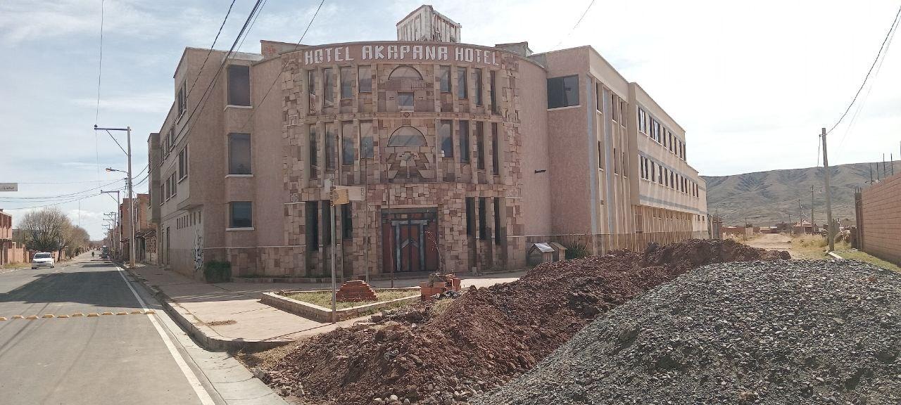 Frontis del hotel, calle en reparación. 