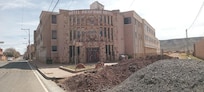 Frontis del hotel, calle en reparación.