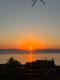Ausblick auf die wunderschöne Gegend bei Sonnenuntergang
