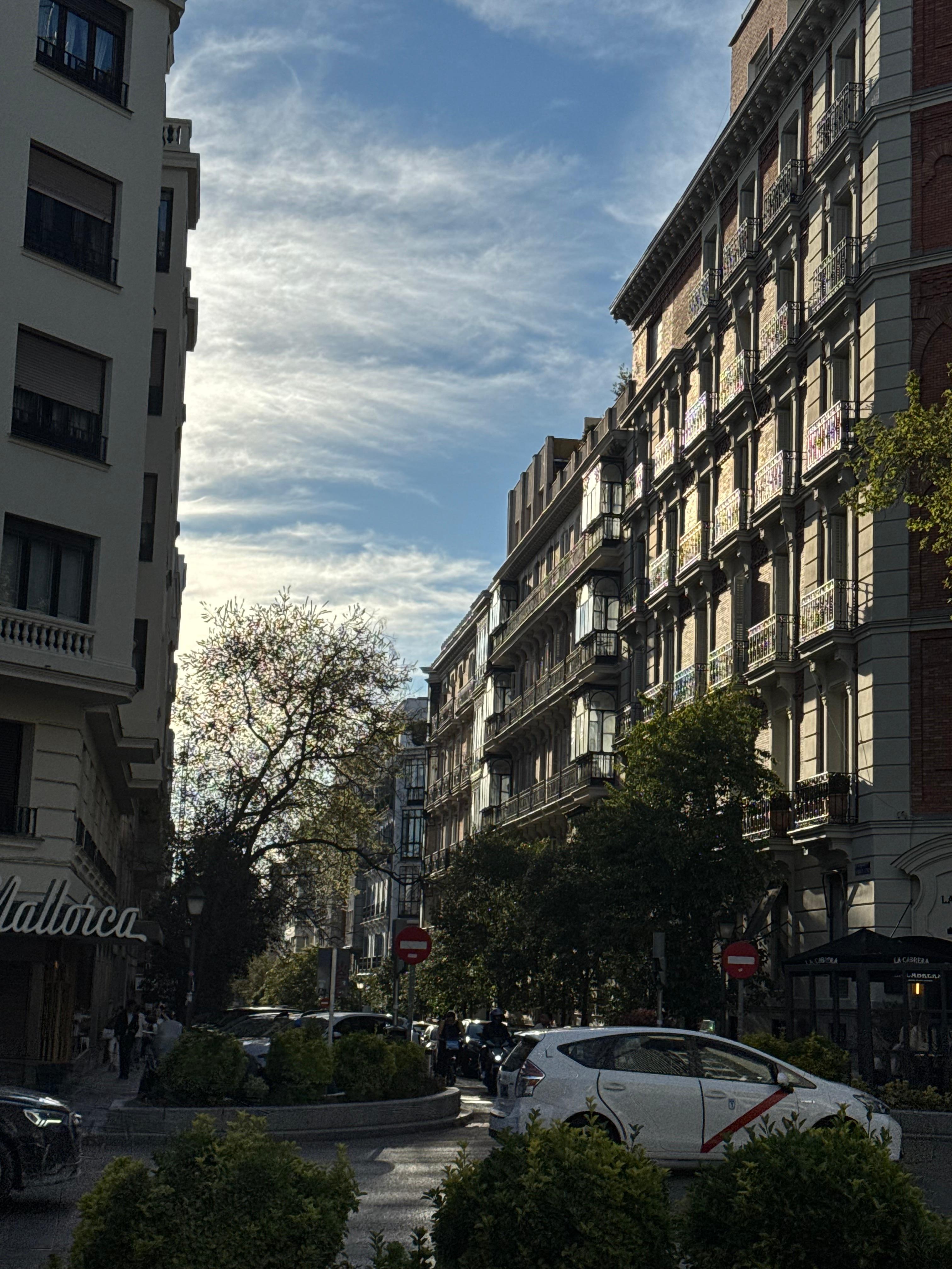 Street nearby hotel, so quiet and pretty. 