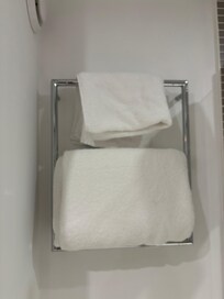 One set of towel for two customers???