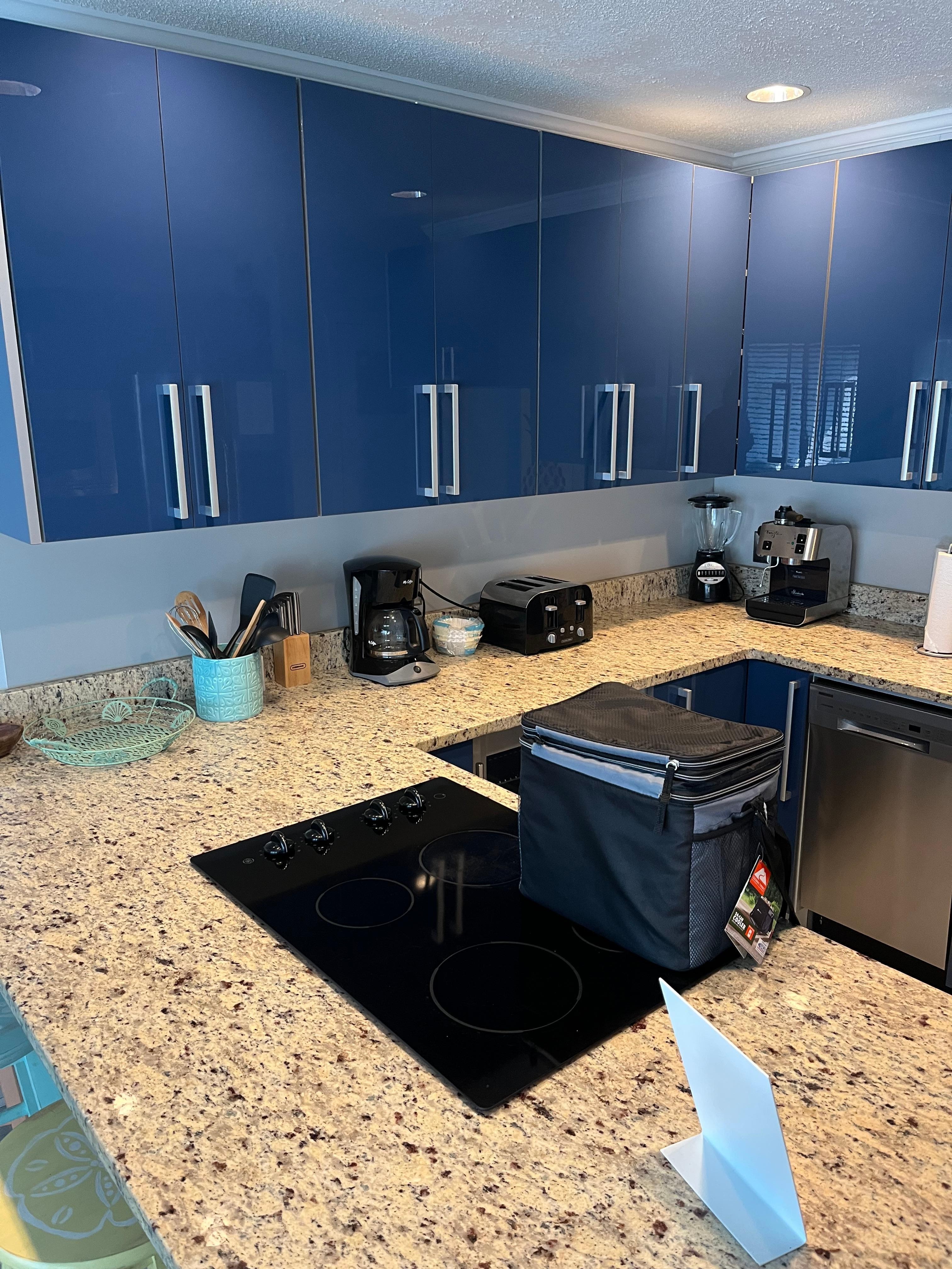 Beautiful kitchen & cabinets fully stocked 