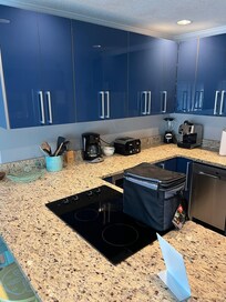 Beautiful kitchen & cabinets fully stocked