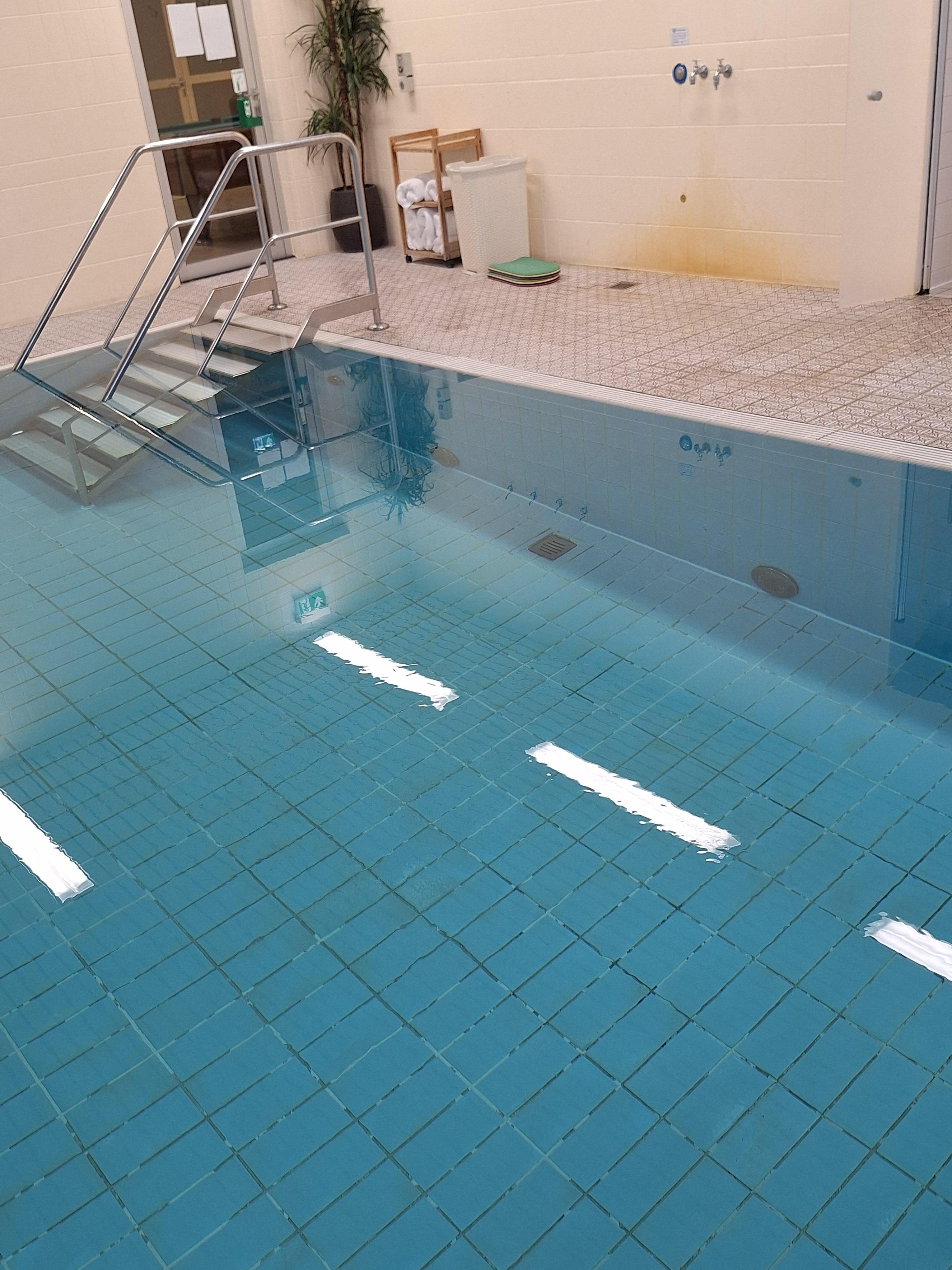 Schimmel auf den Fugen im Poolboden sowie undefinierbare braune Rückstände bei der Fußpilzschutzanlage