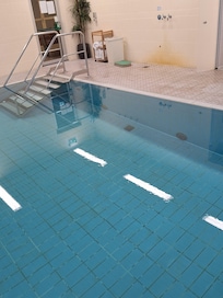 Schimmel auf den Fugen im Poolboden sowie undefinierbare braune Rückstände bei der Fußpilzschutzanlage
