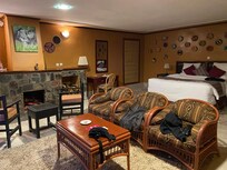 Chaque logement est un petit chalet les uns bien isolés des autres avec un feu de cheminée