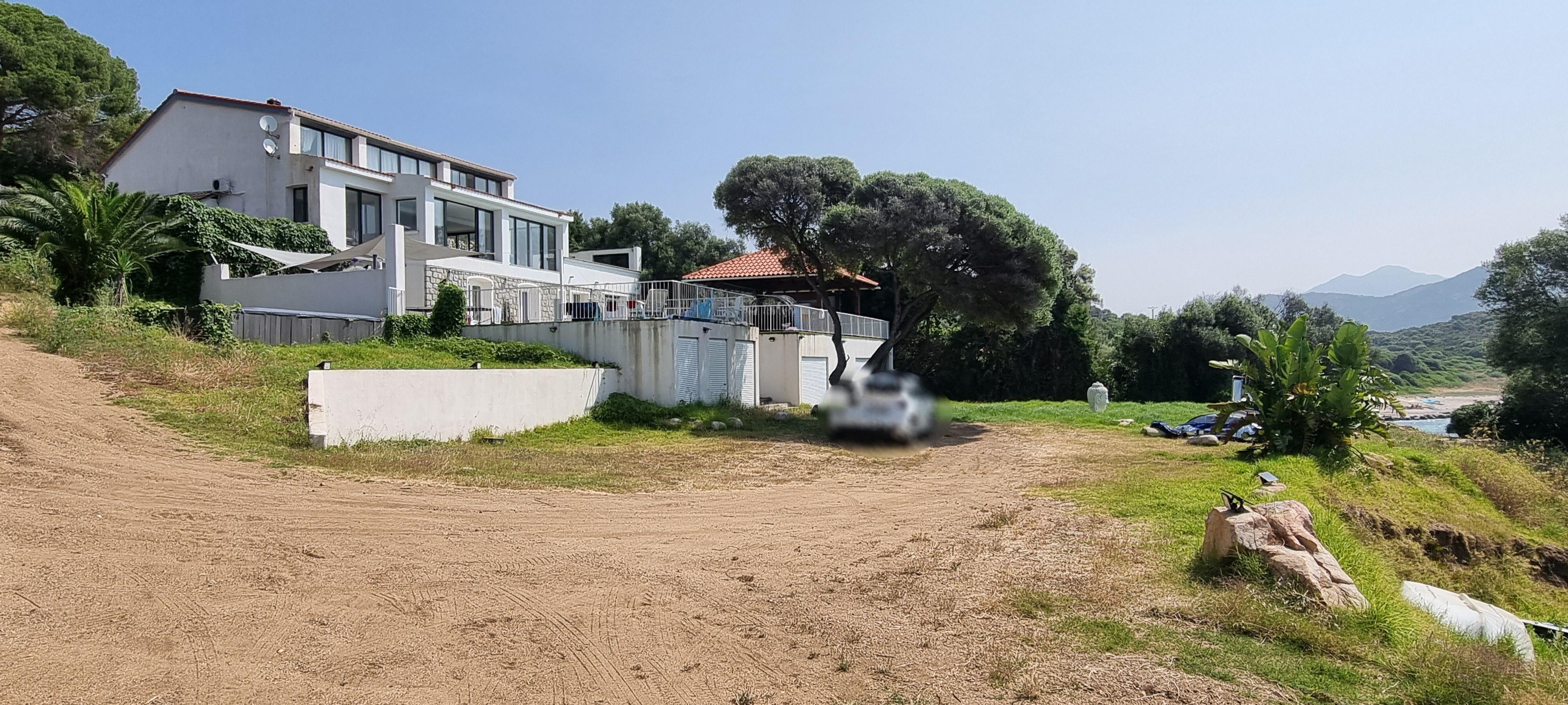 Haus gesamt. Bucht und Strand rechts