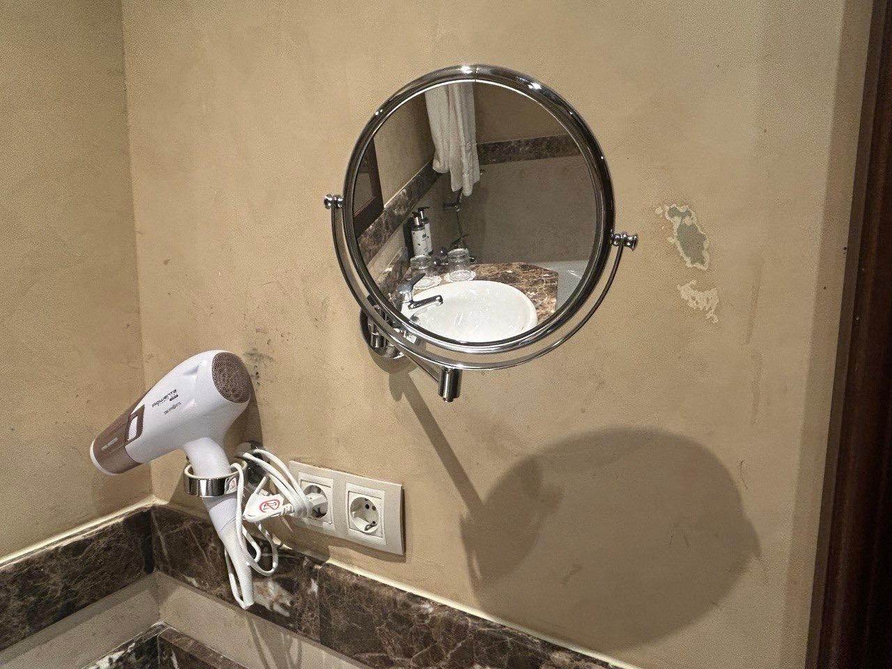 Desconchones en pared. Aquí no se ven los de los muebles pero todos tenían.