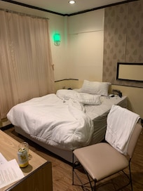 冷蔵庫は小さい、ポット、ドライヤーはありません。