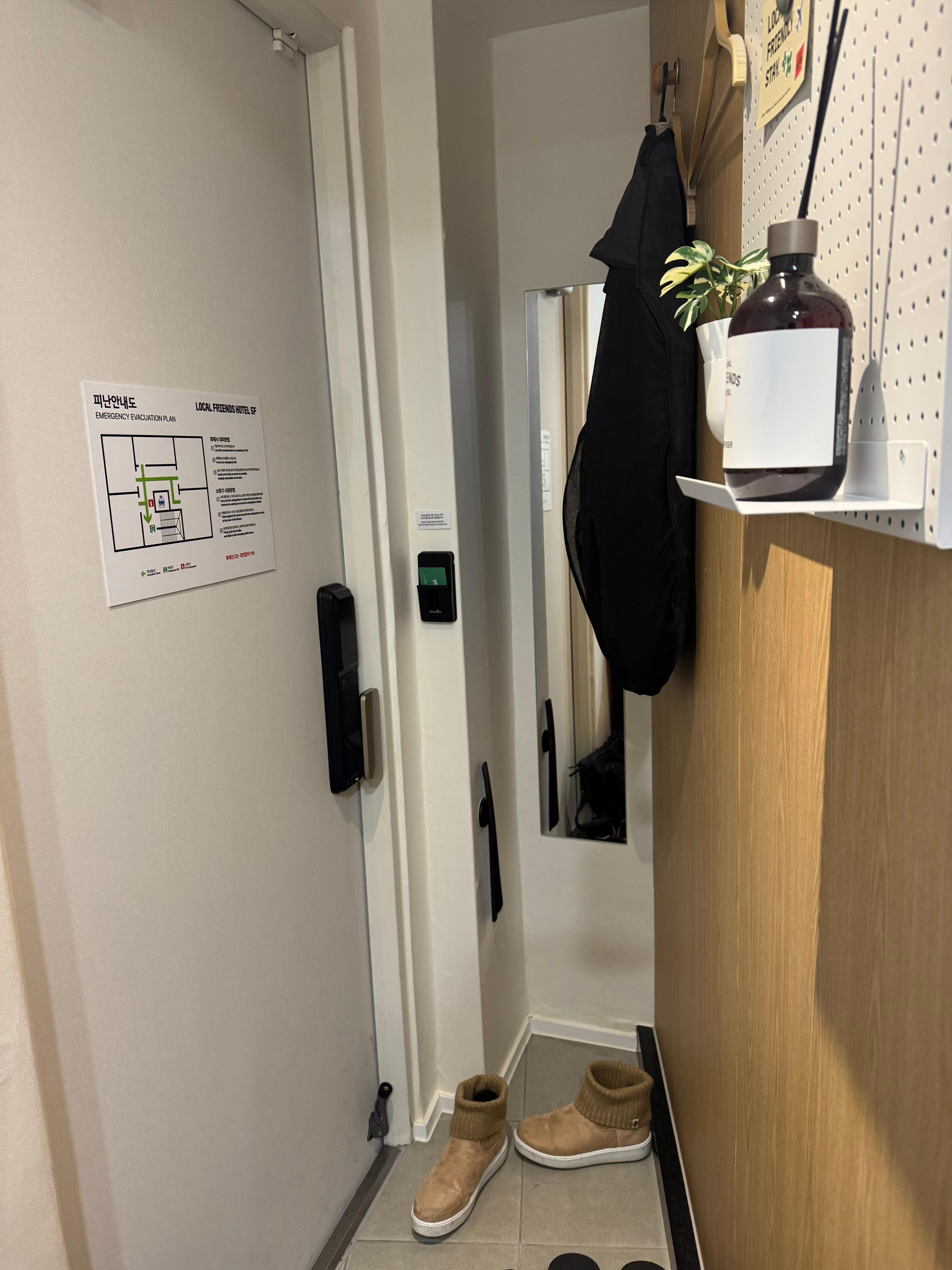 玄関は靴2人分がやっとくらいの小さな台形でした。