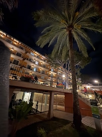 Hotel bei Nacht