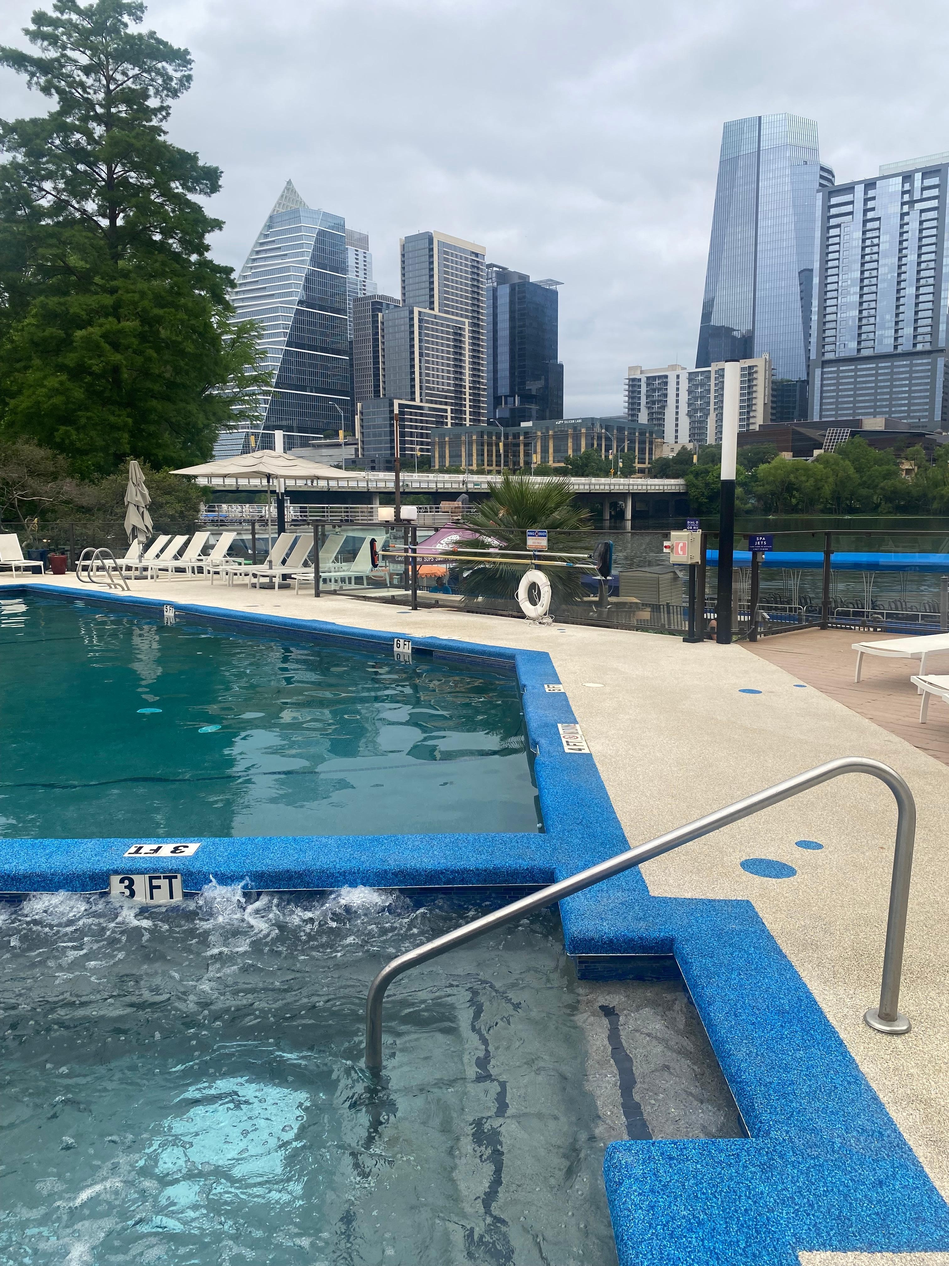 Pool and hot tub at 930 am opens at 9!