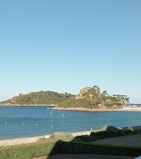 Vue de l'appartement sur le castel et l'Ăźle millau