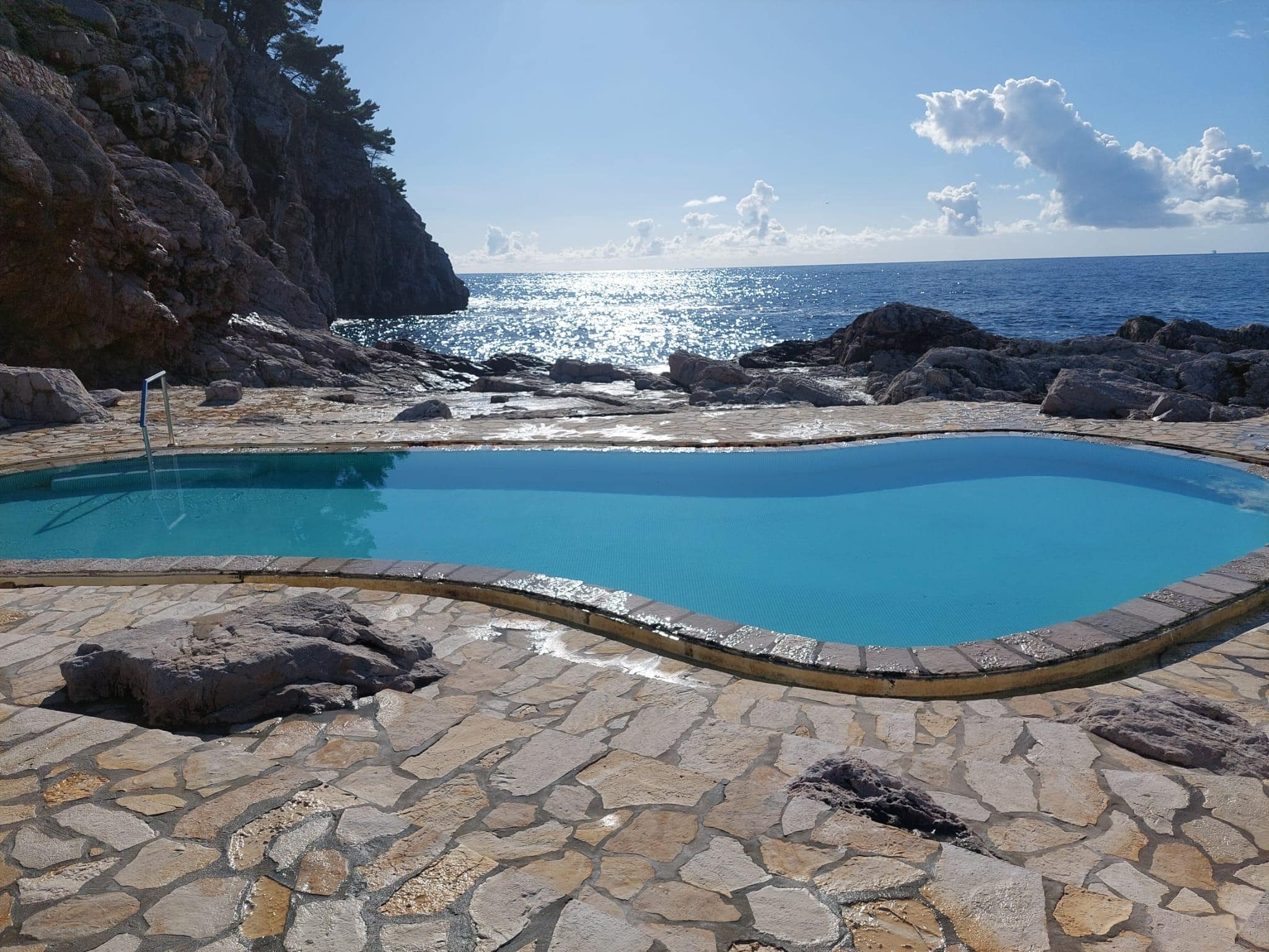 Smaller swimming pool and sea views