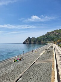 Vue du bord de mer en direction de taormina