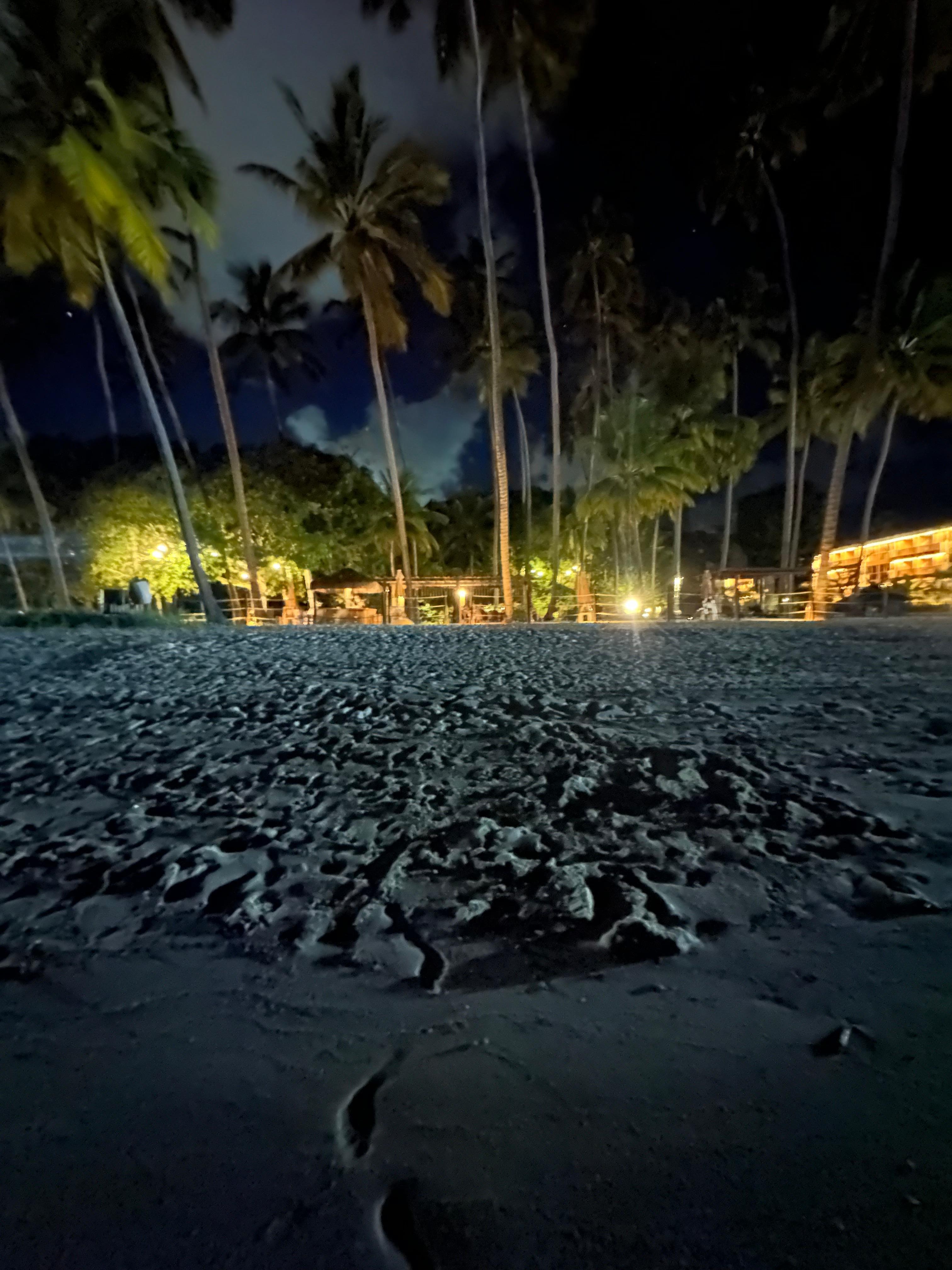 Vista noturna da faixa de areia para pousada 
