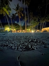 Vista noturna da faixa de areia para pousada