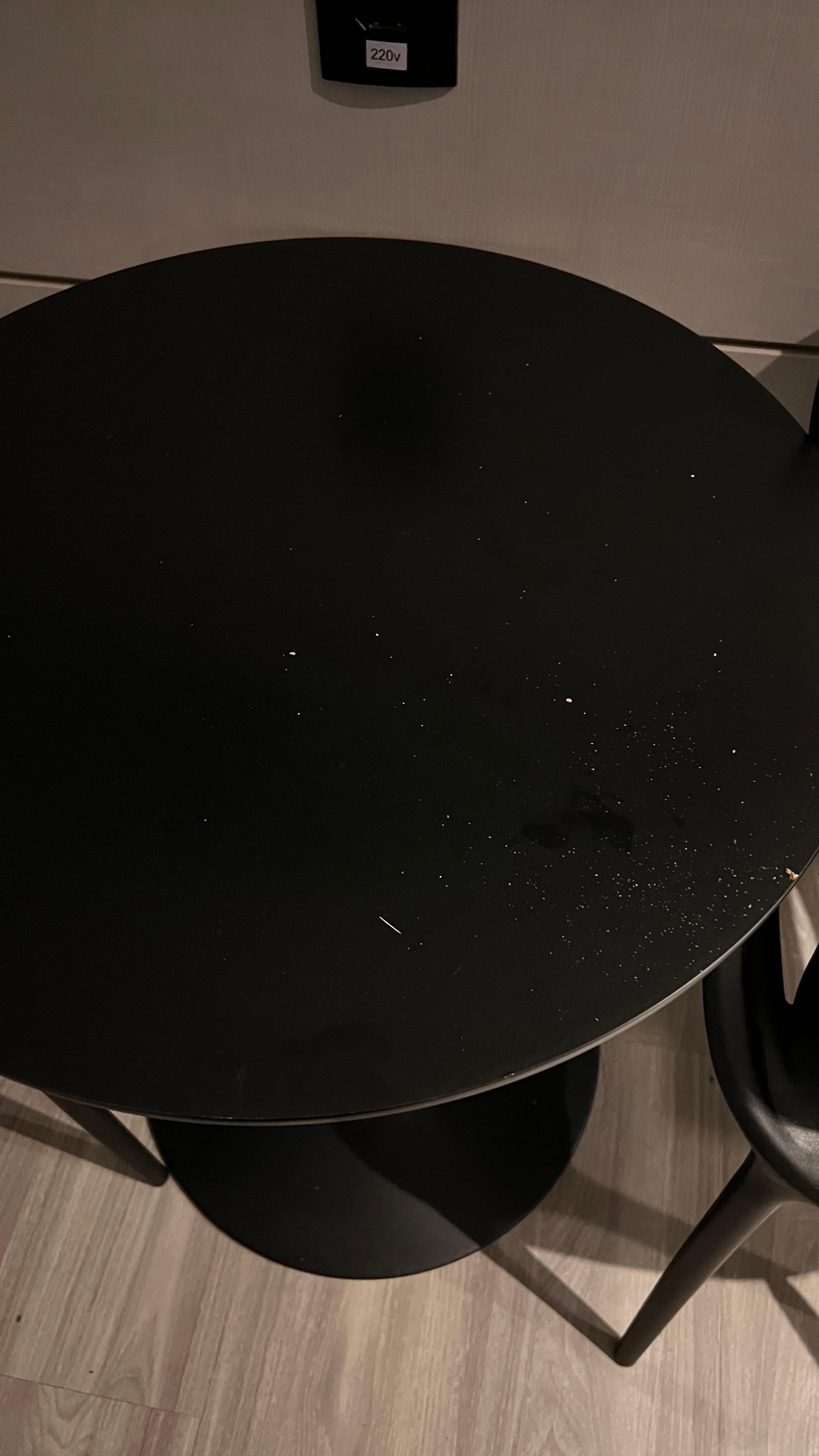 Mesa suja após um dia de “limpeza” do quarto.