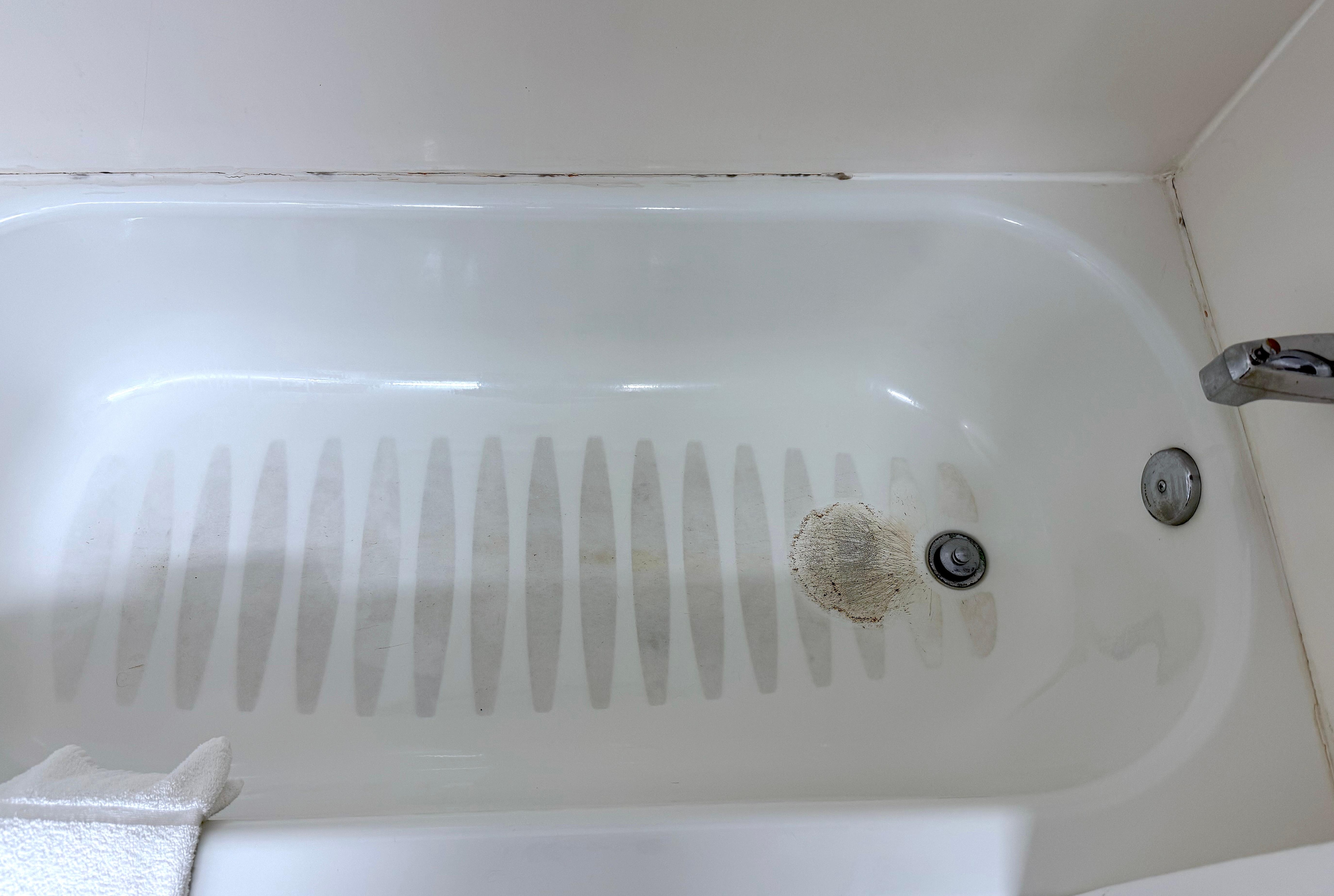 grossly stained tub...eeewww 1