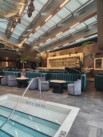 Bar/pool