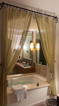 King bed suite bathtub