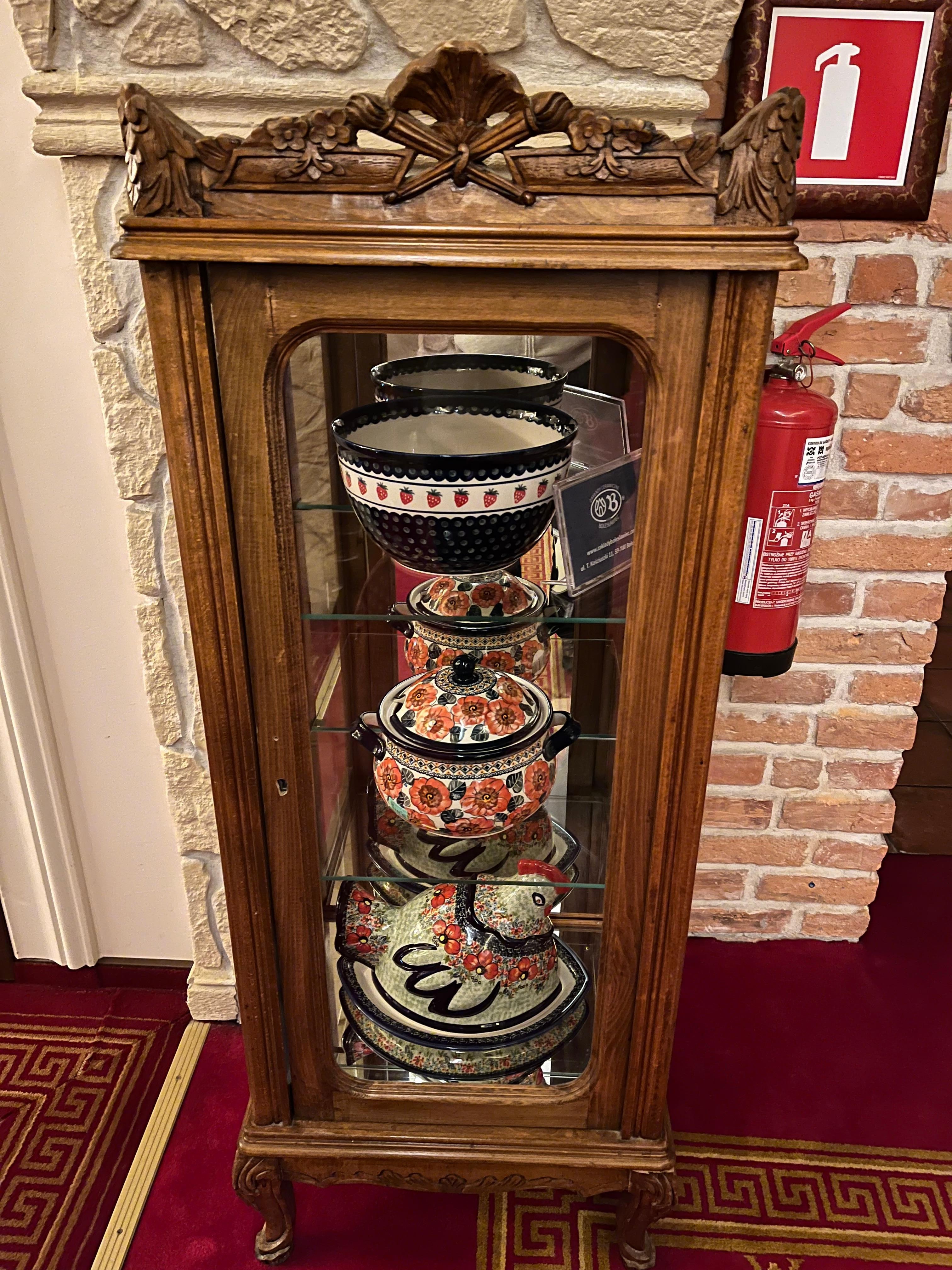 廊下にあるボレスワヴィエツ陶器