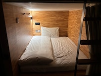 床位:枕頭棉被、兩個掛勾、電燈、冷氣風口、插座(有USB)