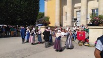 Bauernmarkt mit Volkstanz am Samstag (Juli-Sept).