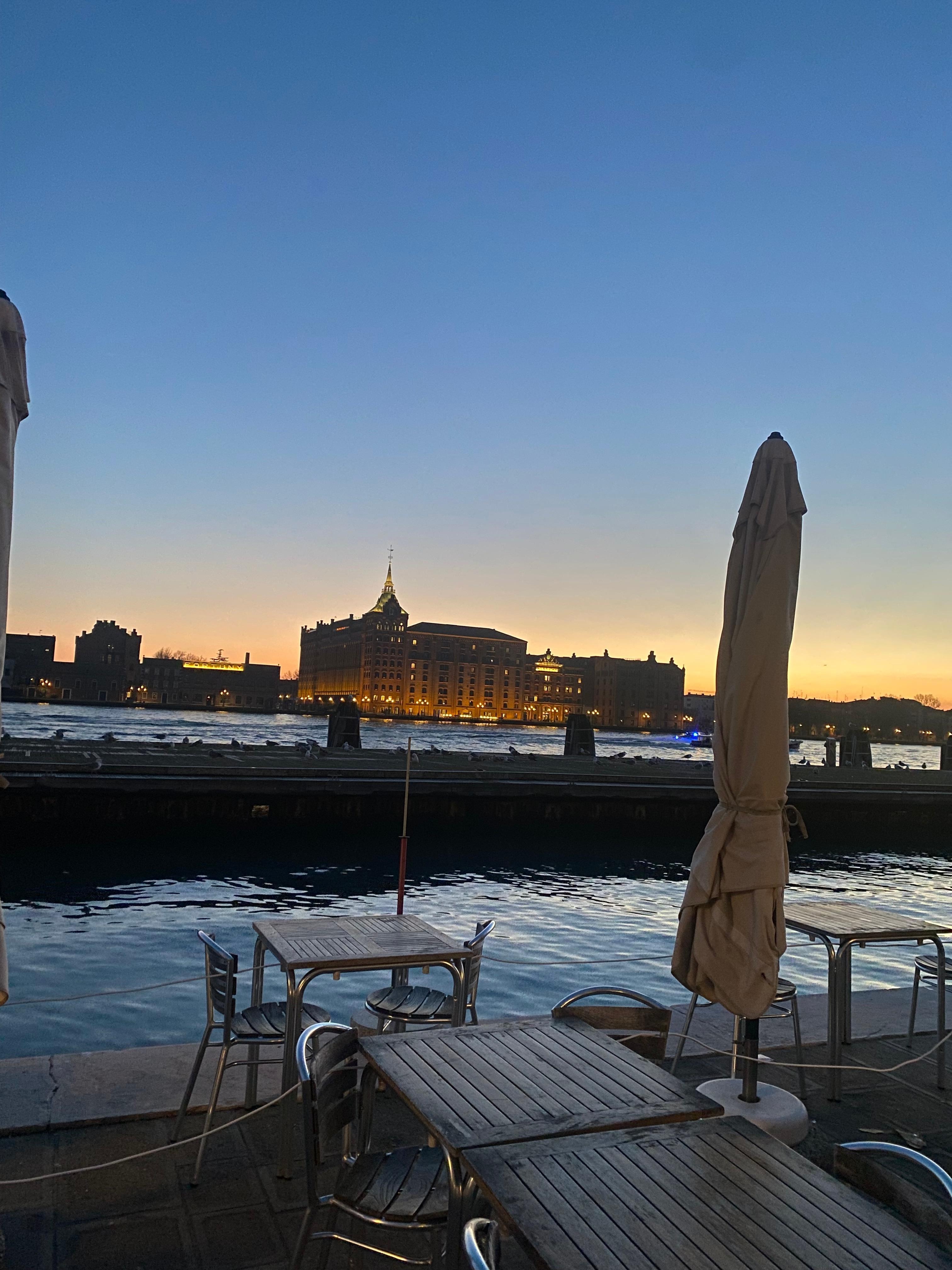 Vista de frente ao hotel