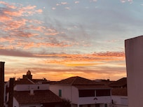 Le coucher de soleil incroyable vu depuis le balcon de notre chambre