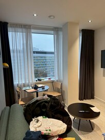 荷物を散乱させてますが、広くて清潔でした