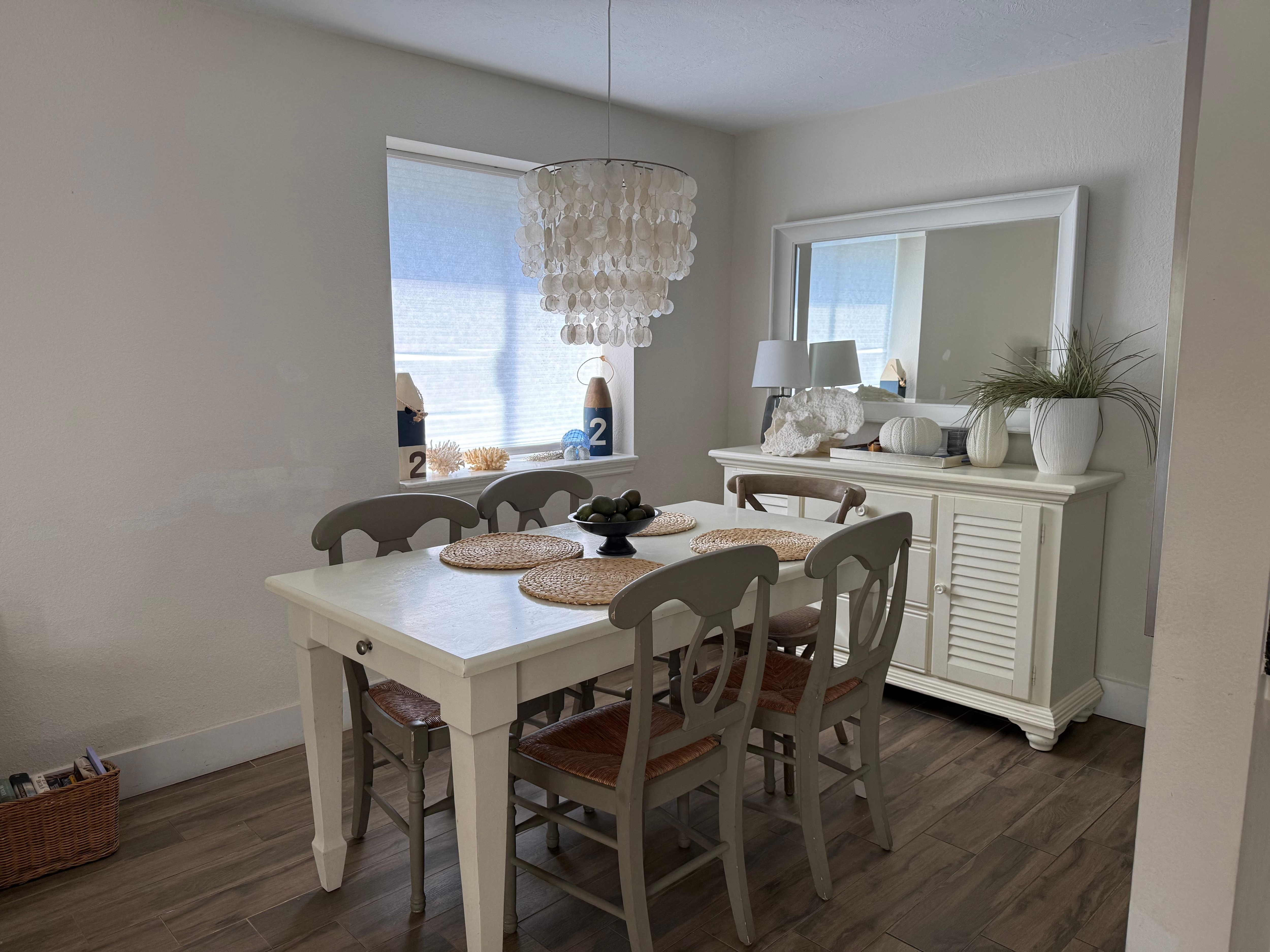 Lovely dining room next to the kitchen 