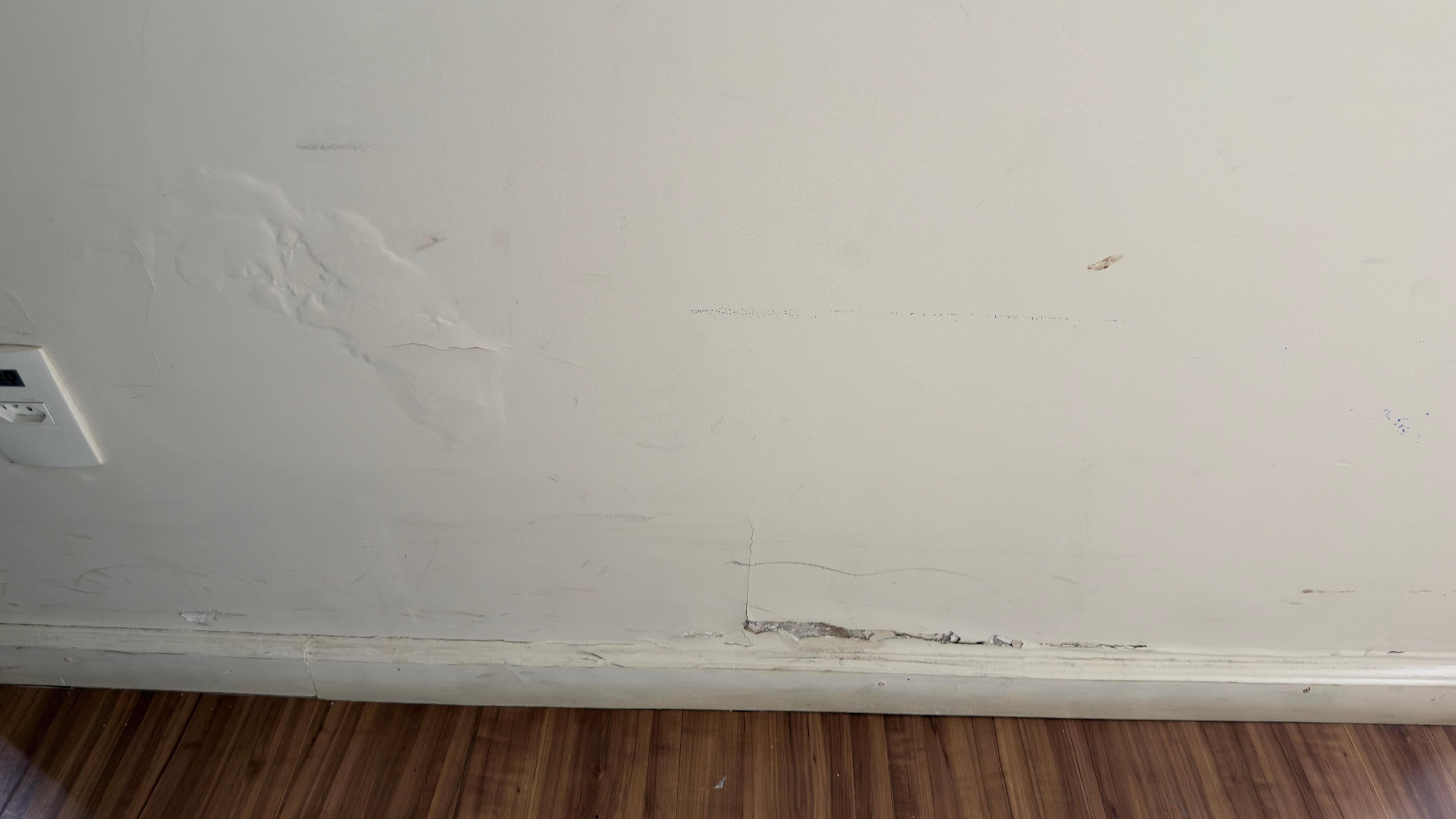 Cheio de infiltração e mofo nas paredes 