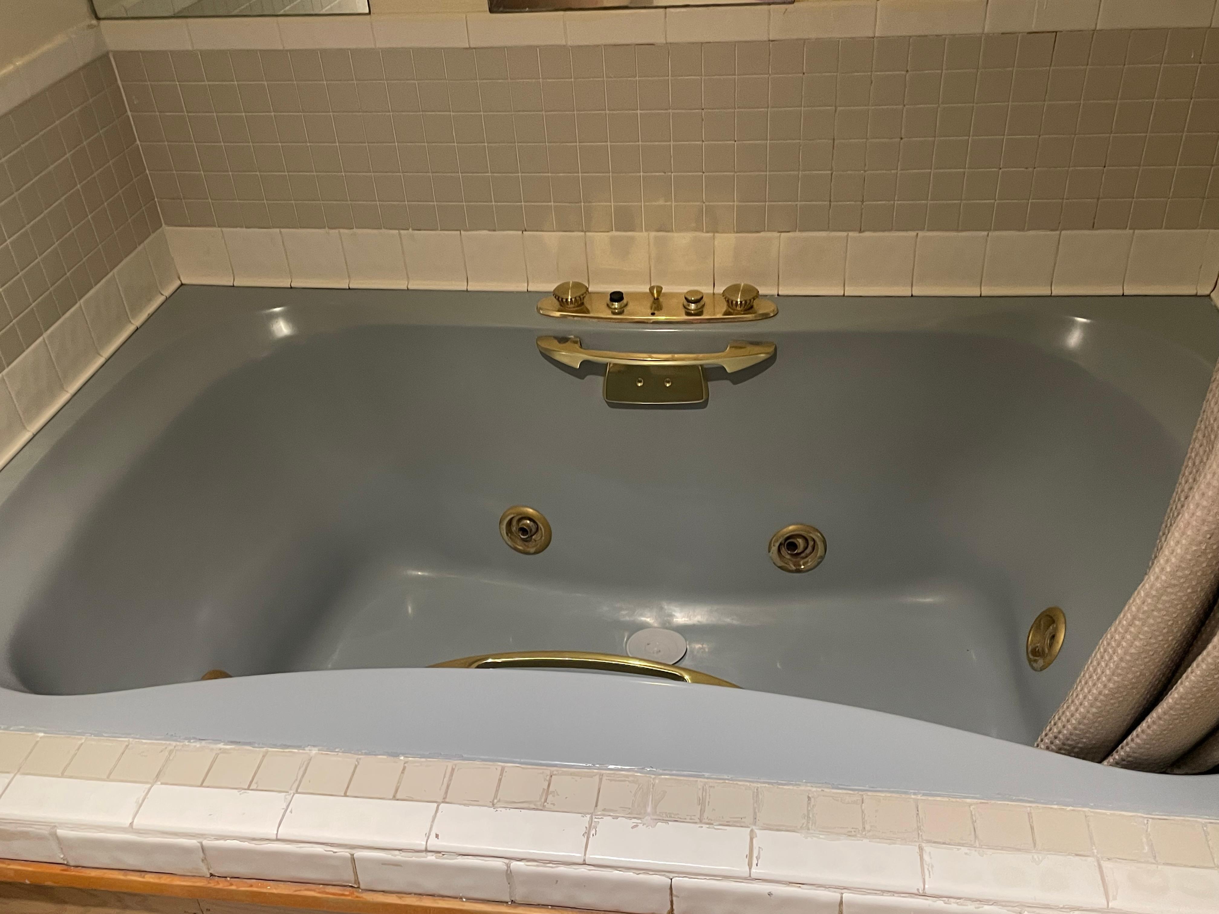 Nice tub, but jets didn’t work.  Manager said it needed to be serviced.