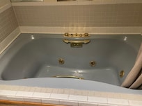 Nice tub, but jets didn’t work. Manager said it needed to be serviced.