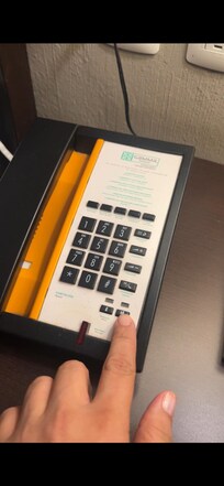 Teléfono tan viejo que nisiquiera funciona para llamar a recepción