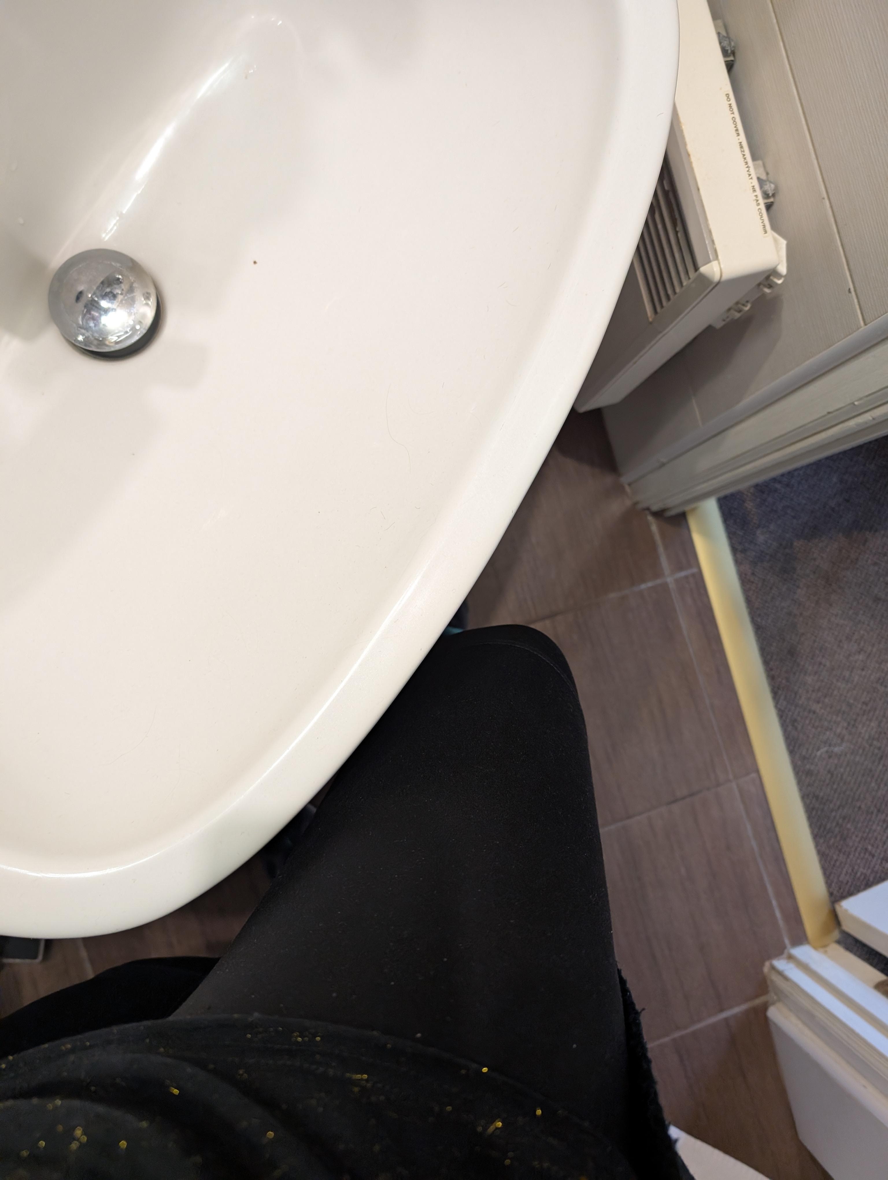 Waschbecken sehr niedrig, ich bin nur 1,69m, aber es war kurz über dem Knie.