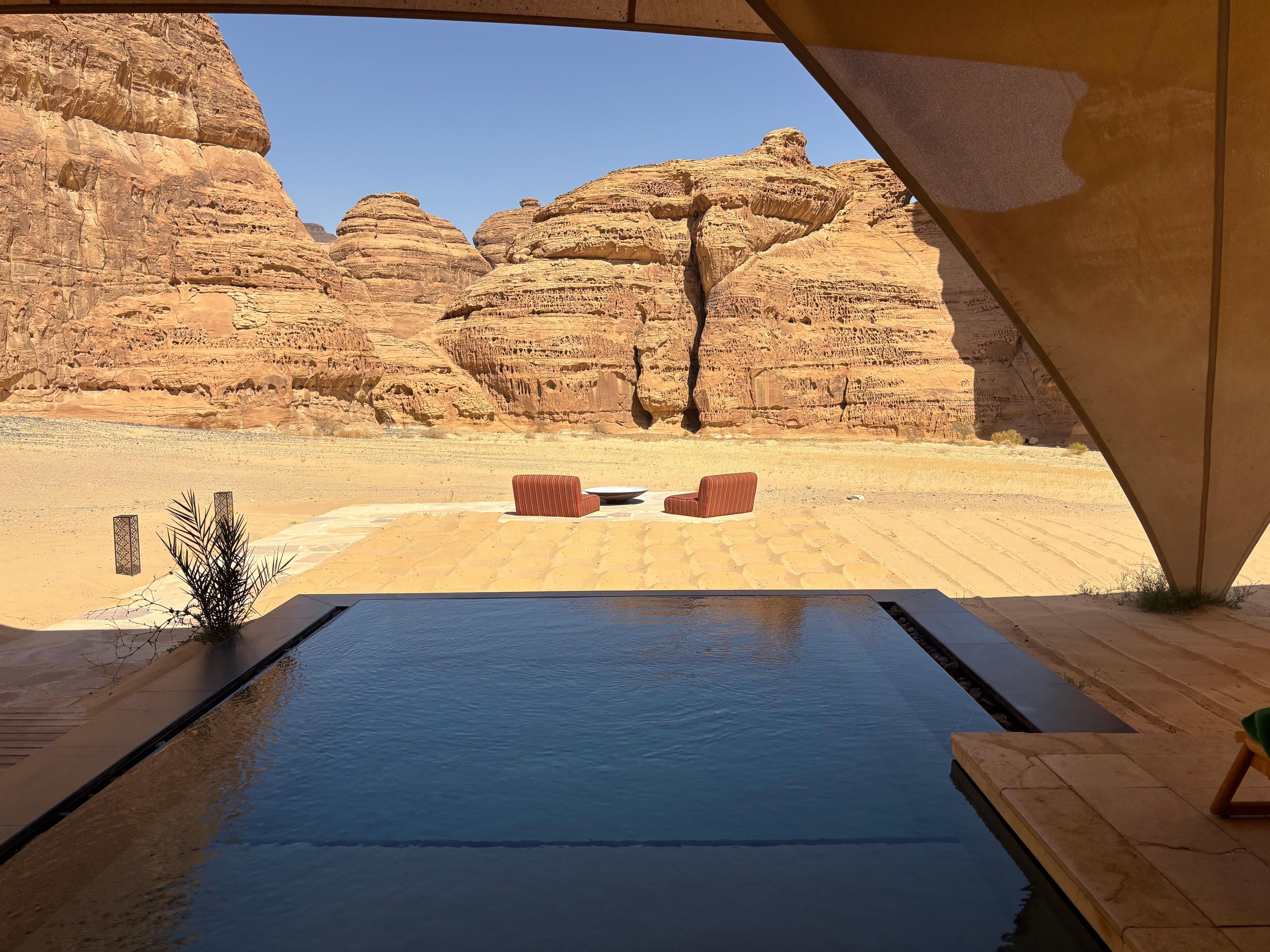 なまぬるいプールです